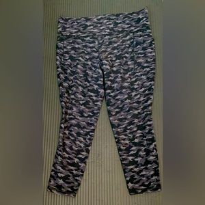 Athleta Salutation Stash Pocket II Camo 7/8 leggings